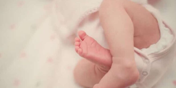 Fallece bebé luego que su madre le diera fentanilo en el biberón.