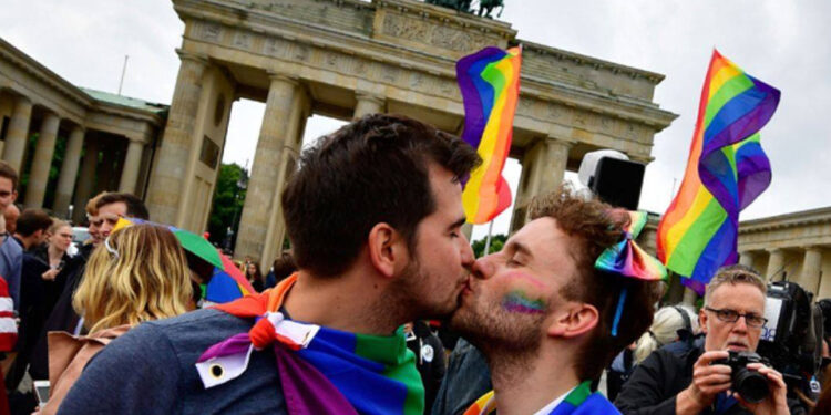 Alemania aprueba simplificar cambio de género.