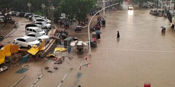 China en alerta máxima tras llegada de tifón Khanun.