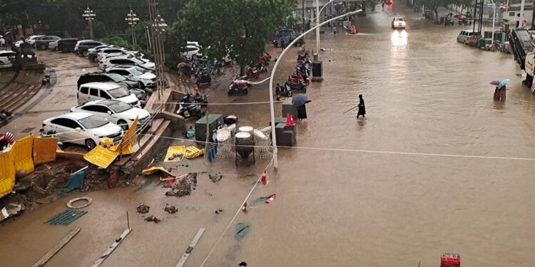 China en alerta máxima tras llegada de tifón Khanun.