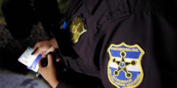 Capturan a policías que fingían retenes para extorsionar.