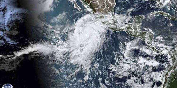 Huracán Hilary alcanza categoría 4 y amenaza a México.