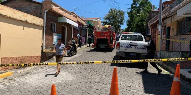 4 muertos, tras quedar atrapados en fosa séptica.