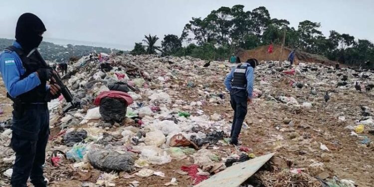 Localizan cadáver de bebé en basurero de Honduras.