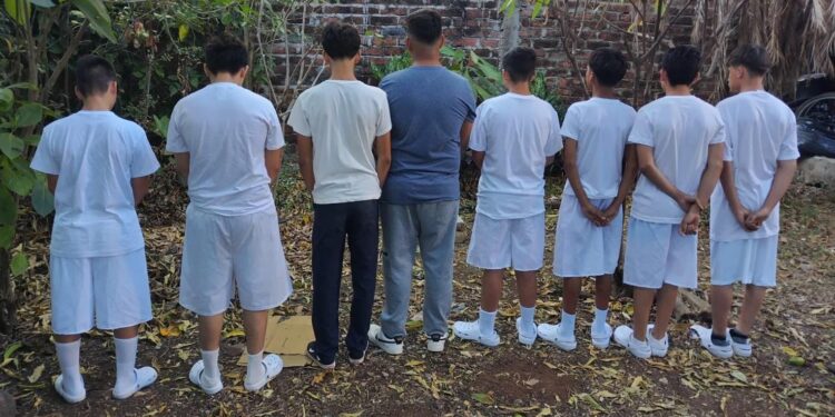 Capturan a 8 estudiantes por presumir su pertenencia a pandillas.