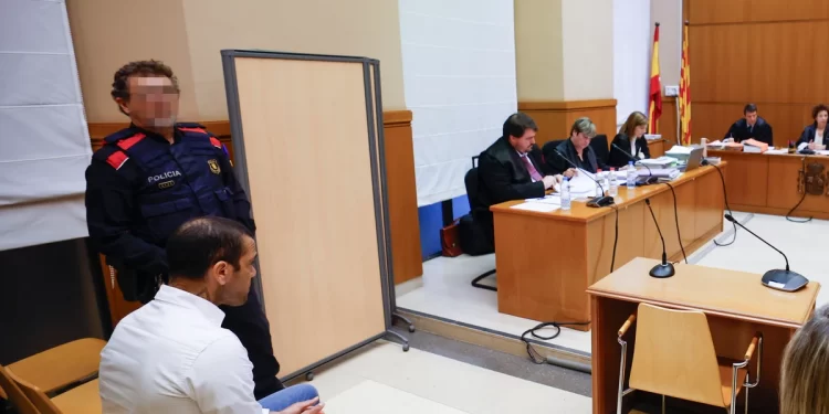 Condenan a Dani Alves por agresión sexual.