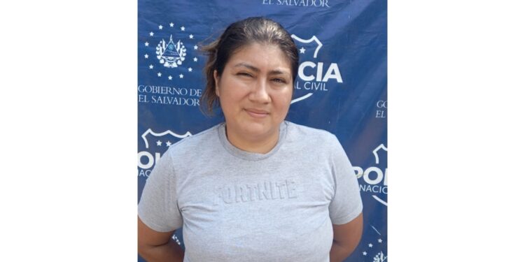 Capturan a presunta estafadora en Santa Ana.