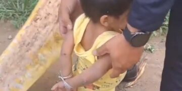 Localizan a niño amarrado con alambre en Guatemala.