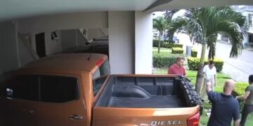 Hombre acribilla a su vecino por cerrar paso de agua en lujoso condominio.