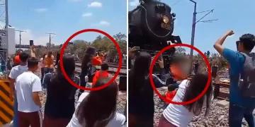 Mujer muere tras intentar tomarse una selfie en exhibición de tren.