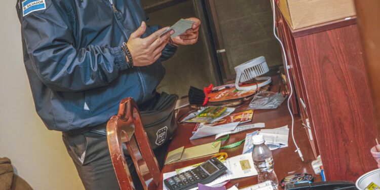 Capturan a banda que estafó a salvadoreños con entrega de maletas falsas.