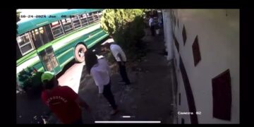 Hombre se lanza bajo autobús en marcha en San Miguel.