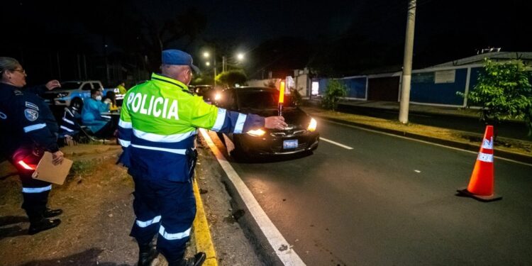 Reforma endurecerá penas por conducir bajo cualquier cantidad de alcohol o drogas.