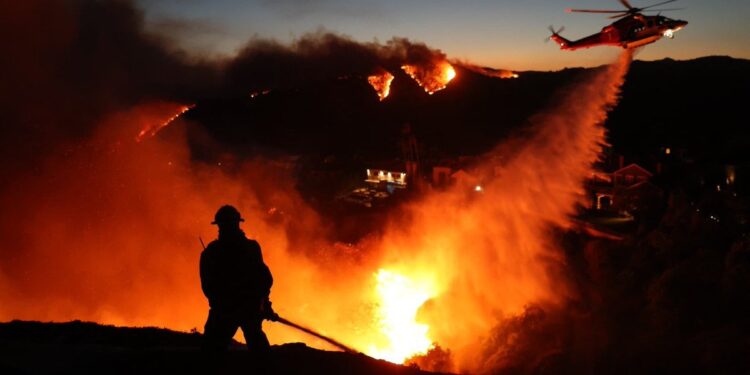 Declaran estado de emergencia en Los Ángeles tras devastadores incendios.