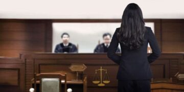 Acusan a mujer de matar de hambre a su hija de 13 años.
