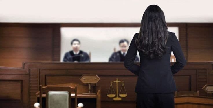 Acusan a mujer de matar de hambre a su hija de 13 años.