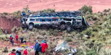 25 muertos y 26 lesionados deja accidente vial en Bolivia.