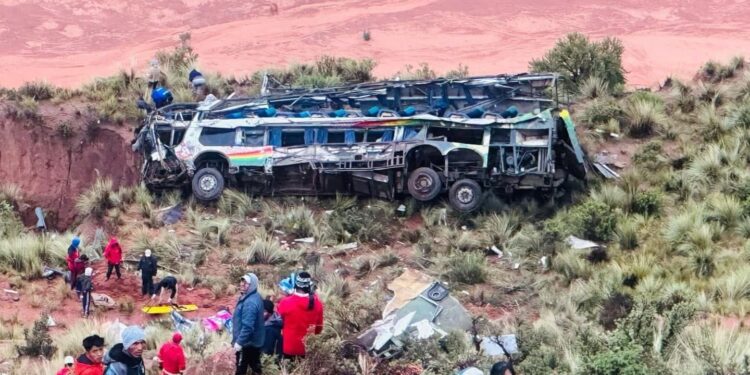 25 muertos y 26 lesionados deja accidente vial en Bolivia.
