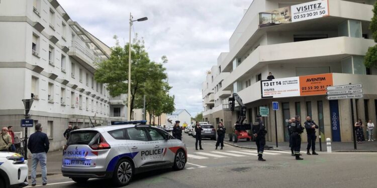 Adolescente ataca a 4 personas en un colegio de Francia.