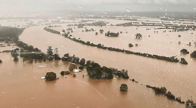 Fuertes inundaciones causan estragos al este de Australia.