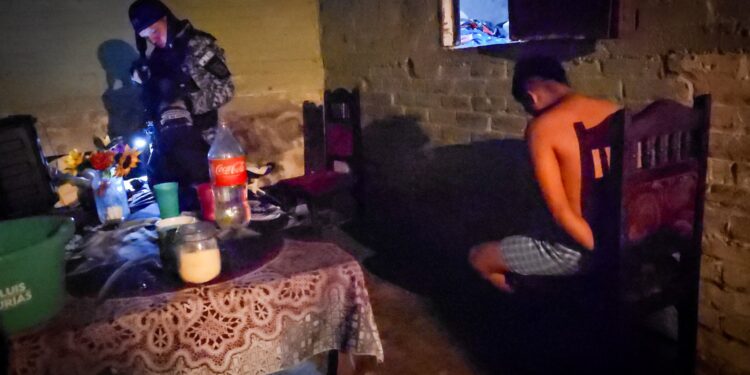 Capturan a pandilleros acusados de diversos delitos.