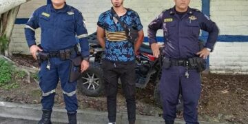 Motociclista sin documentación atropella a una señora en Chalatenango.