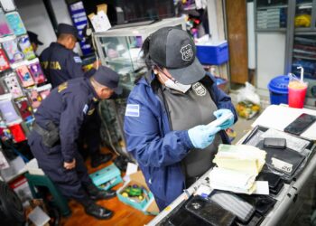 FGR captura a comerciantes que compraban celulares de forma ilegal.