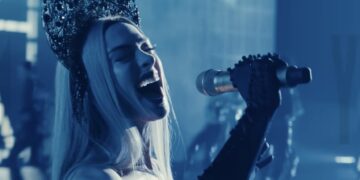 Anne Hathaway protagoniza “Mother Mary”, una película inspirada en el fenómeno de Taylor Swift