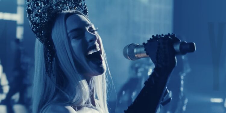 Anne Hathaway protagoniza “Mother Mary”, una película inspirada en el fenómeno de Taylor Swift