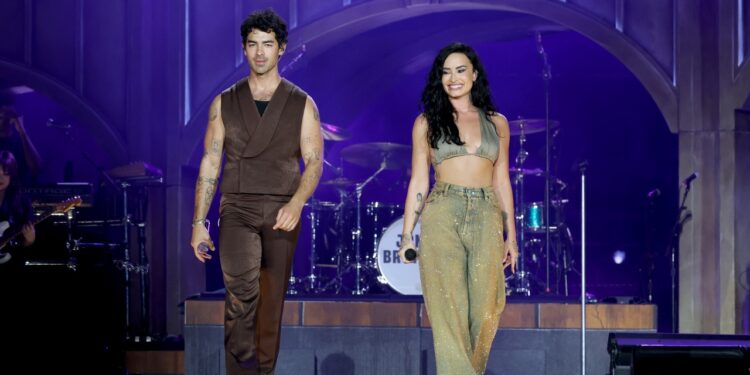 Demi Lovato y Joe Jonas se reencuentran en el escenario y hacen vibrar a sus fans