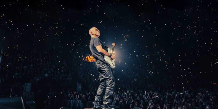 Eros Ramazzotti emociona en el Movistar Arena con una noche llena de clásicos