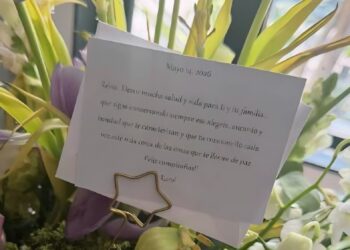 Anahí presumió el lujoso y emotivo regalo que recibió de Karol G