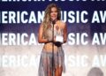 Karol G conquista los American Music Awards 2026 con una noche histórica