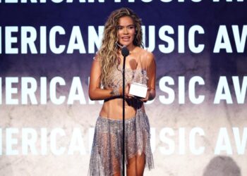 Karol G conquista los American Music Awards 2026 con una noche histórica