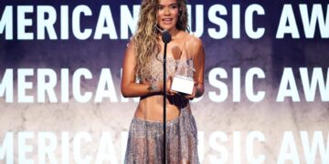 Karol G conquista los American Music Awards 2026 con una noche histórica