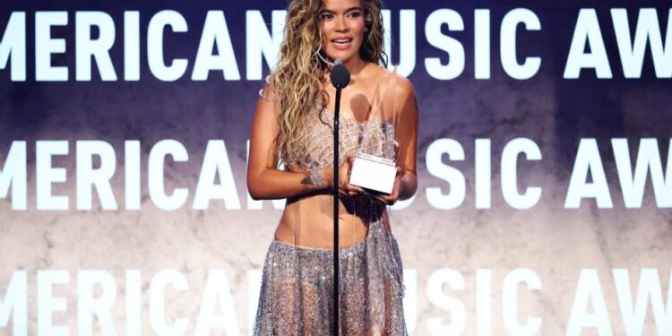 Karol G conquista los American Music Awards 2026 con una noche histórica