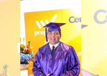 Cristian Castro celebra su graduación y emociona a sus seguidores