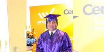 Cristian Castro celebra su graduación y emociona a sus seguidores