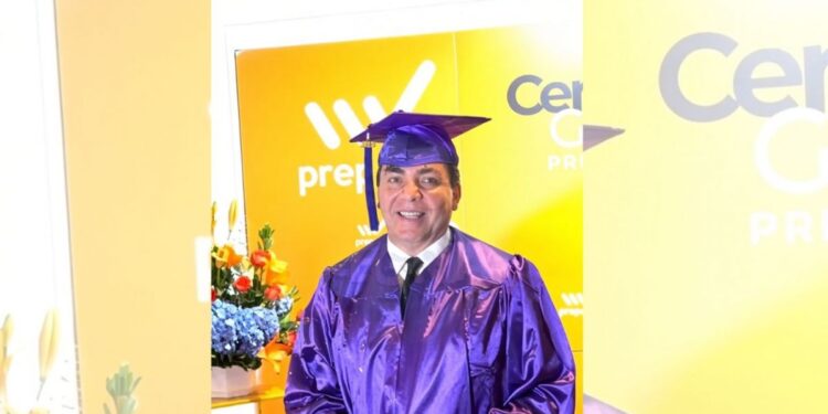 Cristian Castro celebra su graduación y emociona a sus seguidores