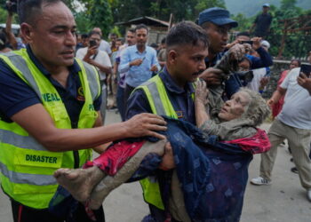 Tragedia en Nepal deja más de 390 muertos y más de 1,400 desaparecidos.