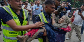 Tragedia en Nepal deja más de 390 muertos y más de 1,400 desaparecidos.