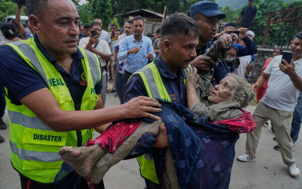 Tragedia en Nepal deja más de 390 muertos y más de 1,400 desaparecidos.