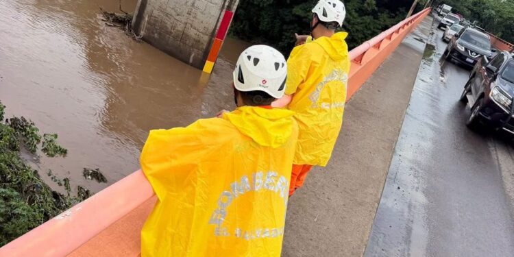 Protección Civil advierte sobre lluvias persistentes y posibles afectaciones en El Salvador.