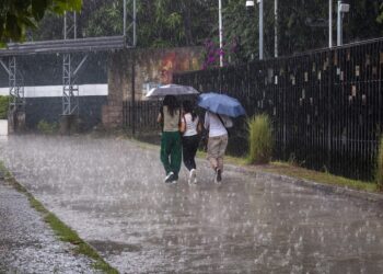Lluvias podrían continuar esta noche en El Salvador.