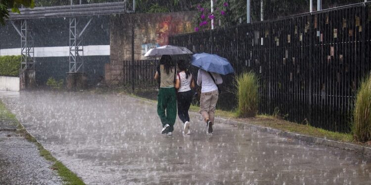 Lluvias podrían continuar esta noche en El Salvador.